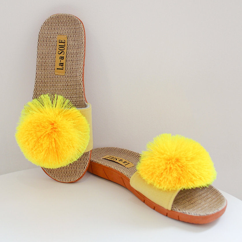 Flip flops with store fur pom pom